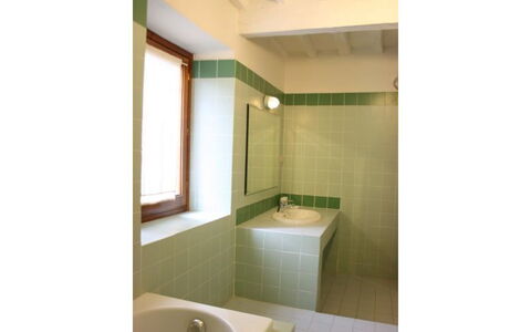 Casa Rossa: Eigendom, Badkamer, Kamer, Plafond, Tegel, Interieur Ontwerp, Loodgieterswerkinrichting, Gebouw, Architectuur, Wastafel In De Badkamer