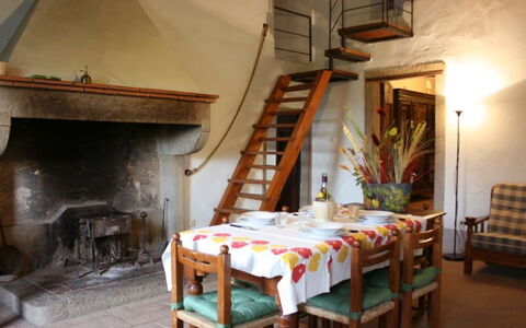 Casa Rossa: Kamer, Eigendom, Meubilair, Gebouw, Interieur Ontwerp, Tafel, Huis, Verdieping, Eetkamer, Zolder