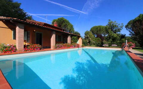 Pagliazzone: Water, Fabriek, Lucht, Eigendom, Zwembad, Azure, Gebouw, Natuur, Boom, Schaduw