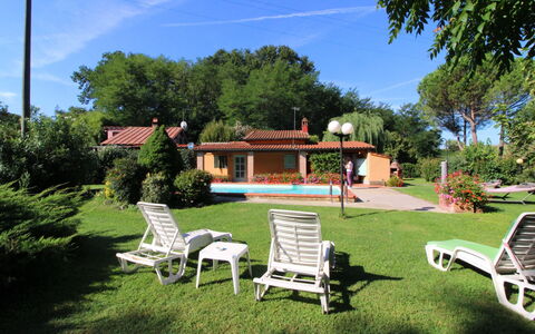 Pagliazzone: Lucht, Fabriek, Eigendom, Wolk, Meubilair, Natuur, Buitenmeubels, Boom, Schaduw, Land Lot