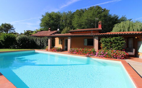 Pagliazzone: Water, Lucht, Wolk, Eigendom, Fabriek, Zwembad, Azure, Blauw, Boom, Gebouw