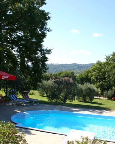 Casa Felice: Water, Fabriek, Lucht, Eigendom, Zwembad, Wolk, Boom, Schaduw, Buitenmeubels, Gras