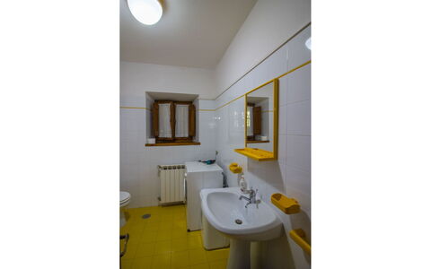 Casale Aiola: Muur, Flooring, Verdieping, Loodgieterswerkinrichting, Wastafel In De Badkamer, Geel, Interieur Ontwerp, Kamer, Badkamer, Wastafel