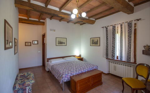 Casale Aiola: Meubilair, Hout, Interieur Ontwerp, Bed, Slaapkamer, Verdieping, Kamer, Plafond, Flooring, Laken