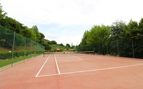 Casale Aiola: Lucht, Fabriek, Wolk, Tennis, Boom, Weg Oppervlak, Asfalt, Land Lot, Schaduw, Gras