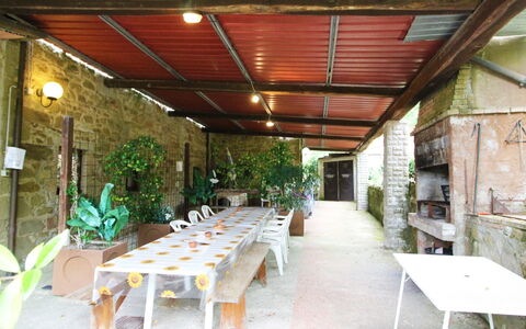 Casale Aiola: Tafel, Fabriek, Meubilair, Eigendom, Stoel, Schaduw, Bloempot, Kamerplant, Hout, Buitenmeubels