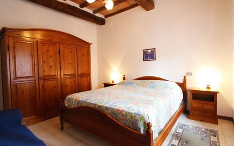 Casale Aiola: Slaapkamer, Bed, Meubilair, Kamer, Laken, Eigendom, Bed Frame, Bedding, Interieur Ontwerp, Plafond