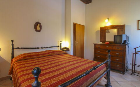 Il Viaggiolo: Meubilair, Hout, Flooring, Interieur Ontwerp, Verdieping, Plafond, Kamer, Slaapkamer, Bed, Laken