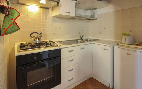 Il Viaggiolo: Toestel Van De Keuken, Keuken, Major Appliance, Fornuis, Countertop, Gootsteen, Fornuis, Gasfornuis, Cabinetry, Cooktop