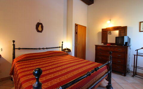 Il Viaggiolo: Slaapkamer, Bed, Kamer, Meubilair, Eigendom, Bed Frame, Laken, Gebouw, Verdieping, Huis