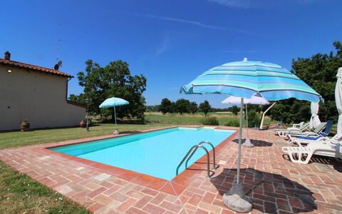 Il Viaggiolo: Lucht, Water, Zwembad, Fabriek, Azure, Schaduw, Gebouw, Buitenmeubels, Boom, Ligstoel