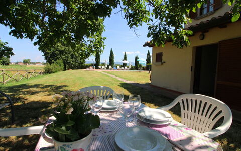 Il Viaggiolo: Fabriek, Tableware, Tafel, Eigendom, Lucht, Boom, Stoel, Verlichting, Buitenmeubels, Schaduw