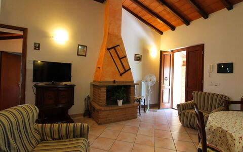 Il Viaggiolo: Kamer, Eigendom, Meubilair, Gebouw, Interieur Ontwerp, Woonkamer, Huis, Plafond, Onroerend Goed, Straal