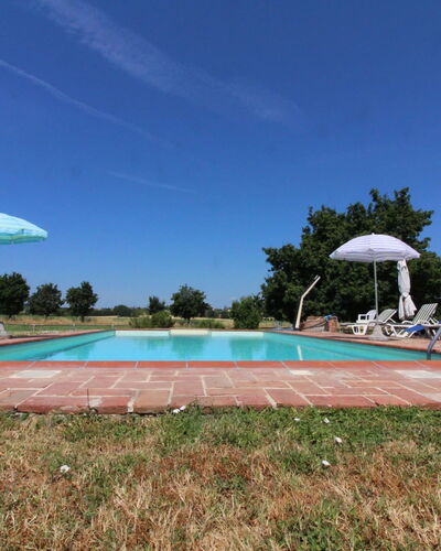 Il Viaggiolo: Lucht, Fabriek, Zwembad, Wolk, Boom, Water, Gebouw, Schaduw, Arecales, Land Lot