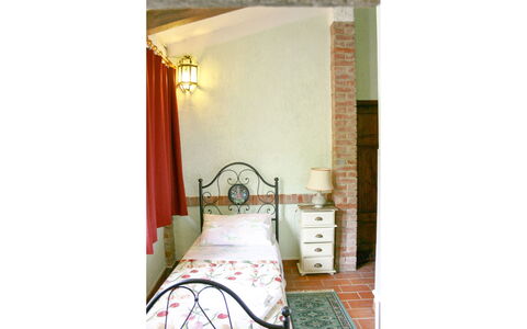 La Rogaia: Slaapkamer, Bed, Muur, Bedding, Laken, Interieur Ontwerp, Meubilair, Verlichting, Bed Frame, Linens