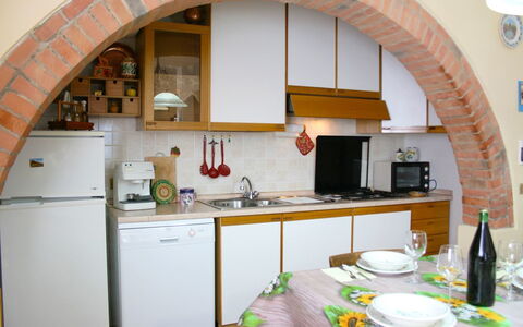 Podere San Bono: Keuken, Kamer, Eigendom, Gebouw, Meubilair, Cabinetry, Huis, Architectuur, Countertop, Interieur Ontwerp