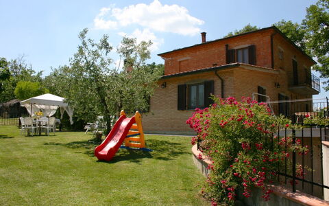 Podere San Bono: Fabriek, Lucht, Bloem, Gebouw, Eigendom, Venster, Wolk, Tent, Huis, Boom