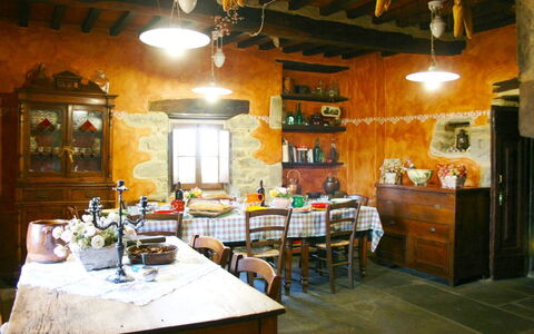 Torre di Vignale: Gebouw, Kamer, Eigendom, Restaurant, Meubilair, Interieur Ontwerp, Tafel, Straal