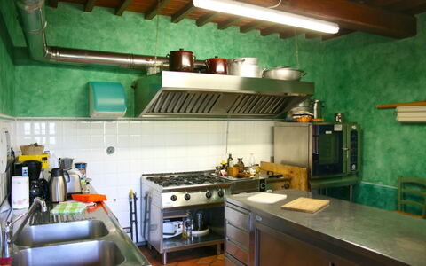 Torre di Vignale: Kamer, Eigendom, Keuken, Gebouw, Interieur Ontwerp, Plafond, Meubilair, Architectuur, Huis, Countertop