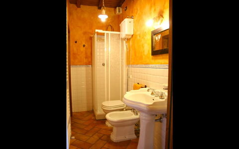 Torre di Vignale: Badkamer, Kamer, Eigendom, Verlichting, Interieur Ontwerp, Gebouw, Huis, Loodgieterswerkinrichting, Badkamerkast, Onroerend Goed