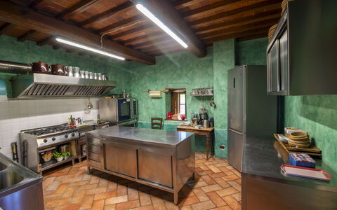 Torre di Vignale: Keuken, Interieur Ontwerp, Meubilair, Hout, Flooring, Countertop, Verlichting, Plafond, Kamer, Toestel Van De Keuken