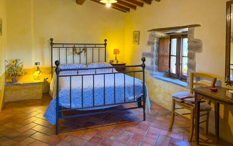 Torre di Vignale: Flooring, Slaapkamer, Bed, Lamp, Linens, Bedding, Bed Frame, Kamerplant, Villa