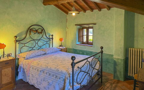 Torre di Vignale: Slaapkamer, Villa, Boerderij, Lamp, Hotel, Kamerplant, Bed, Lichte Inrichting, Fotolijst, Bed Frame