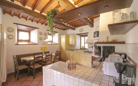 Casale Lorenzo: Meubilair, Interieur Ontwerp, Flooring, Hout, Keuken, Plafond, Countertop, Verdieping, Keuken En Eettafel, Tafel