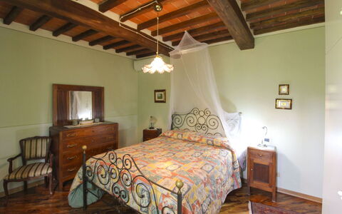 Casale Lorenzo: Meubilair, Bed, Interieur Ontwerp, Slaapkamer, Muur, Bedding, Laken, Hout, Plafond, Flooring