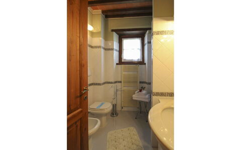 Casale Lorenzo: Flooring, Hout, Verdieping, Interieur Ontwerp, Loodgieterswerkinrichting, Kamer, Loodgieter, Plafond, Badkamer, Kraan