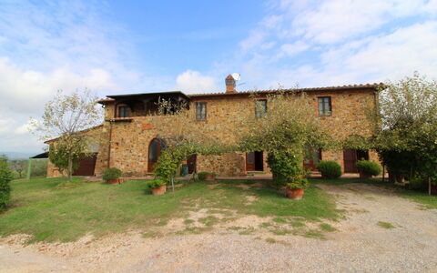 Casa Bella: Wolk, Fabriek, Lucht, Venster, Gebouw, Thatching, Boom, Huis, Land Lot, Natuurlijk Landschap