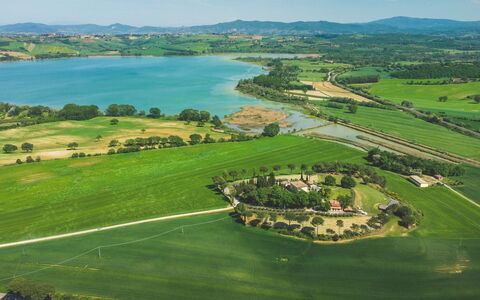 Poggio Falcone: Water, Lucht, Watervoorraden, Wolk, Groen, Natuurlijk Landschap, Natuurlijke Omgeving, Hoogland, Boom, Land Lot