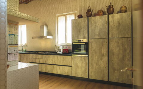 Poggio Falcone: Cabinetry, Countertop, Eigendom, Meubilair, Keuken, Kraan, Venster, Gebouw, Hout, Interieur Ontwerp