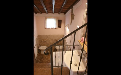 Podere della Crocchia: Kamer, Trap, Huis, Leuning, Gebouw, Plafond, Hout, Daylighting, Verdieping