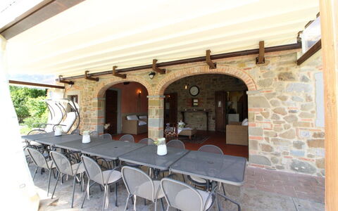 La Quiete: Tafel, Eigendom, Meubilair, Stoel, Gebouw, Hout, Interieur Ontwerp, Schaduw, Deur, Verdieping