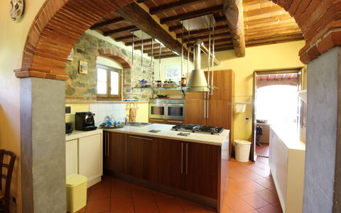 La Quiete: Gebouw, Eigendom, Kamer, Keuken, Meubilair, Interieur Ontwerp, Countertop, Huis, Plafond, Verdieping