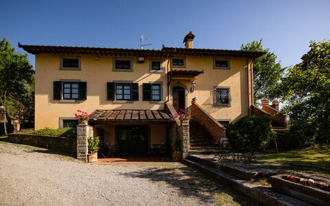 Villa degli Olivi: Fabriek, Lucht, Gebouw, Venster, Boom, Huis, Hout, Verblijf, Deur, Woongebied