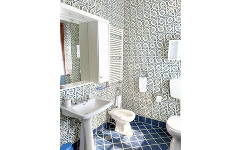 Villa Verniana: Flooring, Interieur Ontwerp, Verdieping, Loodgieterswerkinrichting, Badkamer, Wc Bril, Toilet, Tegel, Wastafel In De Badkamer, Loodgieter