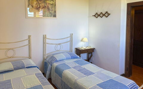 Villa Verniana: Bed, Bedding, Slaapkamer, Meubilair, Laken, Interieur Ontwerp, Hout, Linens, Verdieping, Flooring