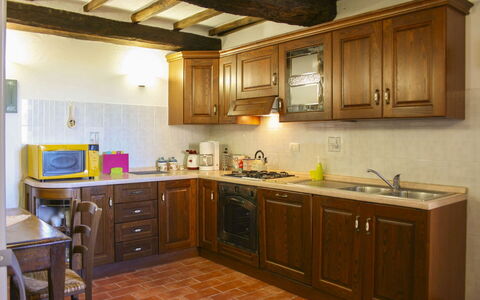 Borgo Antico: Keuken, Toestel Van De Keuken, Countertop, Meubilair, Cabinetry, Major Appliance, Interieur Ontwerp, Hout, Flooring, Plafond