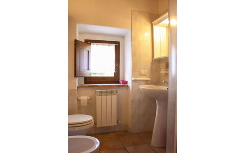 Borgo Antico: Muur, Flooring, Verdieping, Hout, Loodgieterswerkinrichting, Interieur Ontwerp, Badkamer, Wastafel In De Badkamer, Kamer, Loodgieter