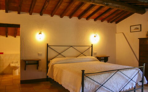 Borgo Antico: Muur, Meubilair, Hout, Flooring, Verdieping, Interieur Ontwerp, Plafond, Kamer, Bed, Slaapkamer