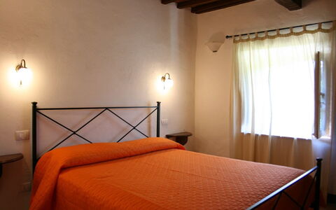 Borgo Antico: Bed, Slaapkamer, Kamer, Meubilair, Eigendom, Laken, Bed Frame, Bedding, Interieur Ontwerp, Gebouw