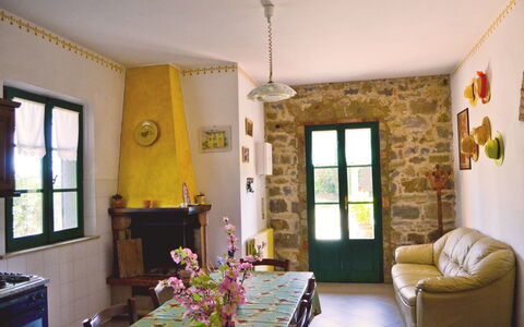 Villa Cantagallo: Kamer, Eigendom, Interieur Ontwerp, Gebouw, Geel, Woonkamer, Meubilair, Huis, Onroerend Goed, Plafond