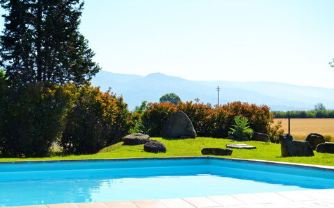 Villa Cantagallo: Water, Lucht, Fabriek, Zwembad, Boom, Rechthoek, Gebouw, Schaduw, Gras, Natuurlijk Landschap
