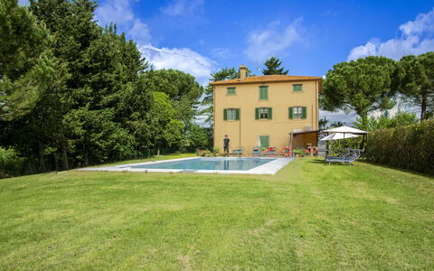 Villa Cantagallo: Zwembad, Landgoed, Tuin, Vrije Tijd, Buitenmeubels, Hacienda, Gazon, Villa, Werf, Landscaping