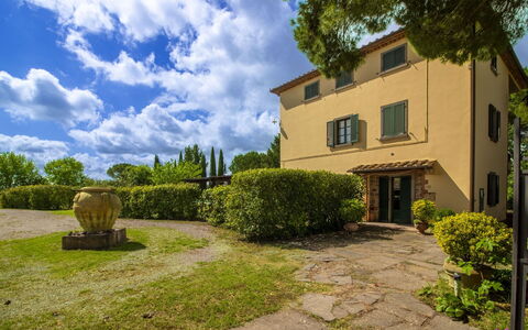 Villa Cantagallo: Zwembad, Landgoed, Tuin, Vrije Tijd, Buitenmeubels, Hacienda, Gazon, Villa, Werf, Landscaping