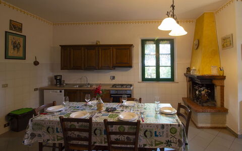 Villa Cantagallo: Meubilair, Interieur Ontwerp, Tafel, Stoel, Flooring, Keuken En Eettafel, Kamer, Verlichting, Eetkamer, Lichte Inrichting