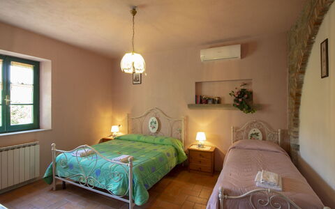 Villa Cantagallo: Meubilair, Interieur Ontwerp, Bed, Slaapkamer, Muur, Laken, Flooring, Bedding, Kamer, Plafond
