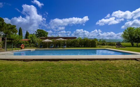 Villa Cantagallo: Zwembad, Landgoed, Tuin, Vrije Tijd, Buitenmeubels, Hacienda, Gazon, Villa, Werf, Landscaping
